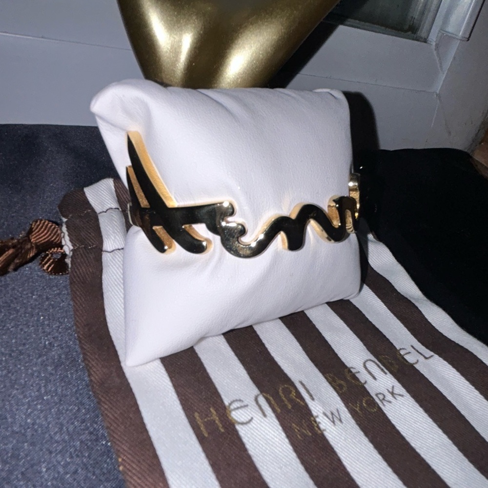 💯 Henri Bendel Gold Script Click Bracelet/Bangle